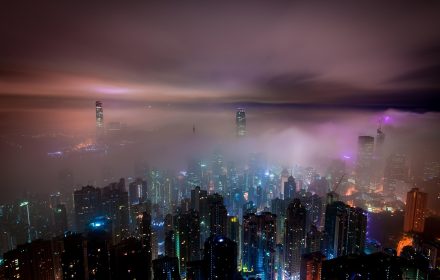 城市夜景俯瞰图，灯光连成网状脉络象征同城信息流的互联互通，金色与蓝色光芒交织充满现代都市气息